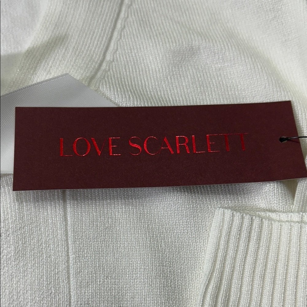 Elegant Women's V-Neck Sweater in Cream - Picture 2 of 16